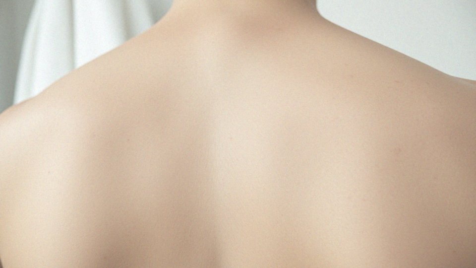 Jak nadmierne wydzielanie sebum prowadzi do ropnych pryszczy?