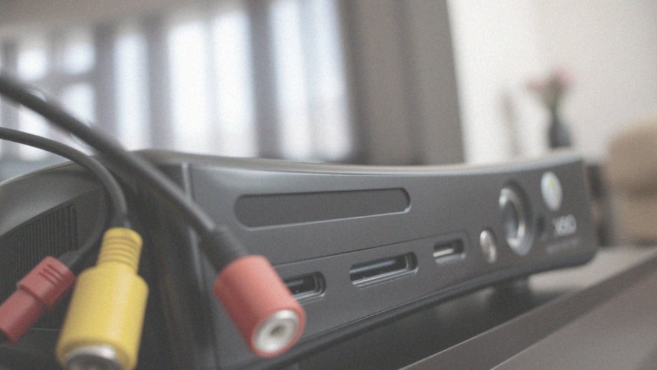 Jakie są dostępne złącza w konsoli Xbox 360 E?