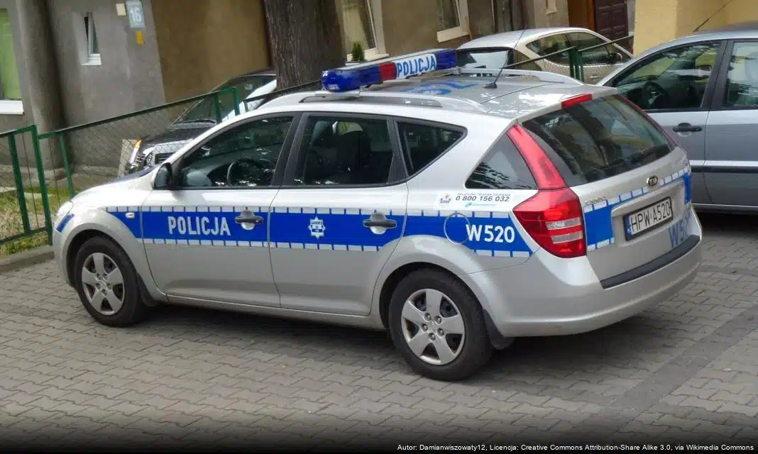 Policjanci ratują mężczyznę przed wychłodzeniem w Łęcznej